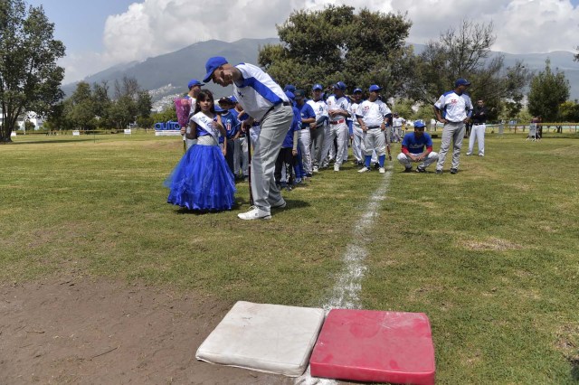 Venezuelan immigrants take part in the inauguration of the Pichincha League Softball Championship, at Parque Bicentenario, in Quito on March 18, 2018. The increase in the number of Venezuelan immigrants in Ecuador leaded to growth of the softball league from four to 16 teams in the last years, with some 450 players in total. / AFP PHOTO / Rodrigo BUENDIA / TO GO WITH AFP STORY BY PAOLA LOPEZ