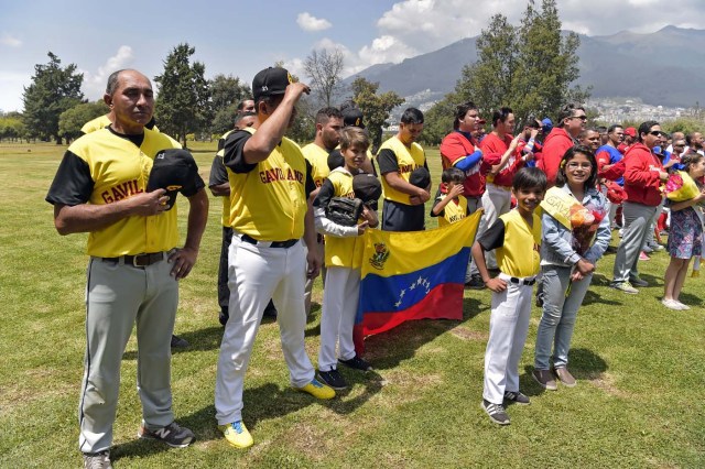 Venezuelan immigrants attend the inauguration of the Pichincha League Softball Championship, at Parque Bicentenario, in Quito on March 18, 2018. The increase in the number of Venezuelan immigrants in Ecuador leaded to growth of the softball league from four to 16 teams in the last years, with some 450 players in total. / AFP PHOTO / Rodrigo BUENDIA / TO GO WITH AFP STORY BY PAOLA LOPEZ