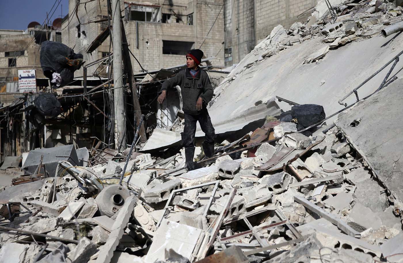 Aviación siria bombardea ciudad rebelde de Duma en Guta Oriental