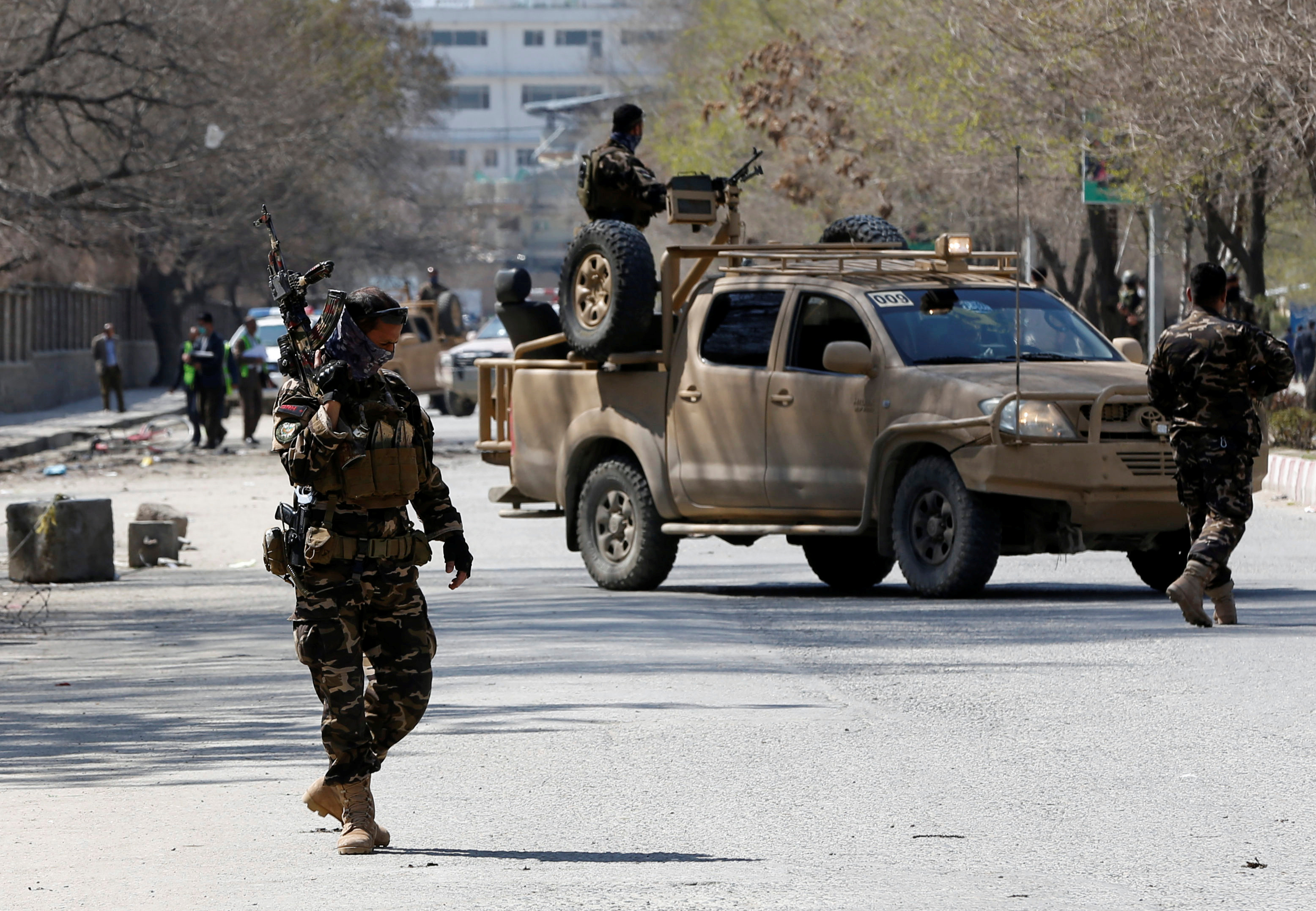 Al menos siete muertos, incluido un gobernador, en un ataque talibán en Afganistán