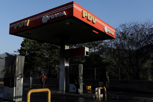 El logo corporativo de la petrolera estatal PDVSA es visto en una estación de servicio en Caracas, Venezuela, 19 de marzo de 2018. REUTERS/Marco Bello - RC1ABE1B51E0