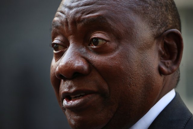 El presidente de Sudáfrica, Cyril Ramaphosa, habla después de su reunión con la primera ministra británica Theresa May en Downing Street, Londres, el 17 de abril de 2018. REUTERS / Hannah McKay