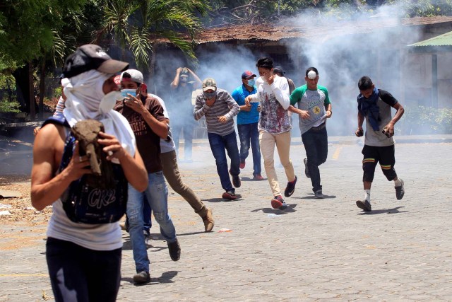 Estudiantes de la Universidad Pública de la Universidad Agraria (UNA) participan en protestas contra reformas que implementan cambios en los planes de pensiones del Instituto Nicaragüense de Seguridad Social (INSS) en Managua, Nicaragua, abril 19,2018.REUTERS / Oswaldo Rivas