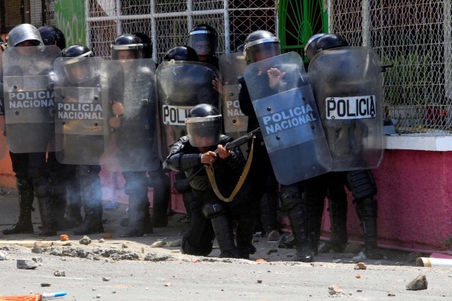 La policía antidisturbios dispara balas de goma contra estudiantes universitarios durante una protesta contra las reformas que implementan cambios en los planes de pensiones del Instituto Nicaragüense de Seguridad Social (INSS) en Managua, Nicaragua, abril 19,2018.REUTERS / Oswaldo Rivas