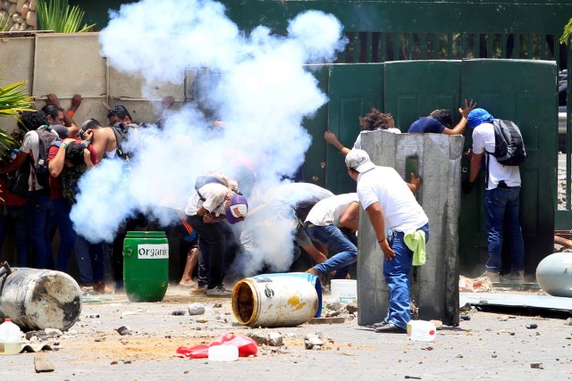 Estudiantes de la Universidad Pública de la Universidad Agraria (UNA) participan en protestas contra reformas que implementan cambios en los planes de pensiones del Instituto Nicaragüense de Seguridad Social (INSS) en Managua, Nicaragua, abril 19,2018.REUTERS / Oswaldo Rivas