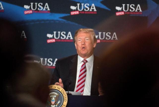 El presidente estadounidense, Donald J. Trump, participa en una mesa redonda sobre las reducciones de impuestos en el centro de negocios de Bucky Dent Park en Hialeh, Florida (Estados Unidos) hoy, 16 de abril de 2018. EFE/ Cristobal Herrera