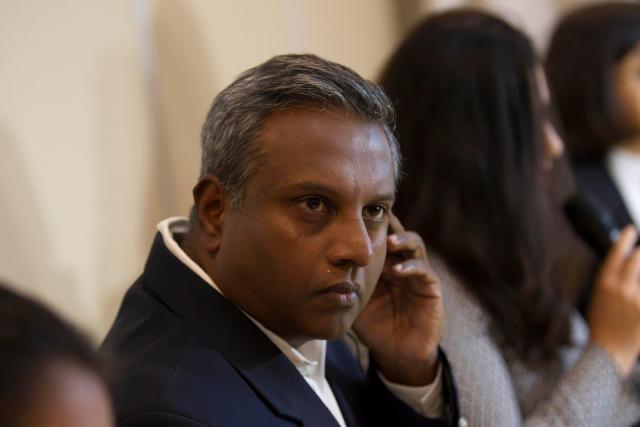 TEG10. TEGUCIGALPA (HONDURAS) 14/10/16.- El secretario general de Amnistía Internacional (AI), Salil Shetty, ofrece una conferencia de prensa hoy, viernes 14 de octubre de 2016, en Tegucigalpa (Honduras). Shetty informó hoy que la cifra de centroamericanos que solicitan asilo en México y Estados Unidos se ha multiplicado por seis en cinco años. La organización denunció públicamente la "creciente crisis de refugiados" que vive Centroamérica, y la responsabilidad que tienen en la misma El Salvador, Honduras y Guatemala. EFE/Gustavo Amador