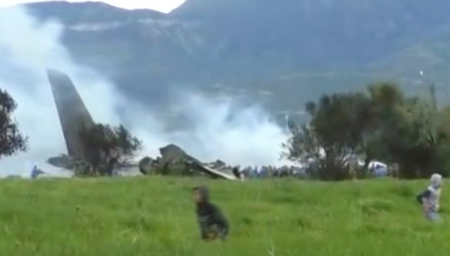 Un avión militar argelino es visto después de estrellarse cerca de un aeropuerto en las afueras de la capital, Argel, Argelia, el 11 de abril de 2018 en esta imagen fija tomada de un video. ENNAHAR TV / a través de REUTERS. ESTA IMAGEN HA SIDO SUMINISTRADA POR UN TERCERO. NO VENTAS COMERCIALES O EDITORIALES EN ARGELIA.