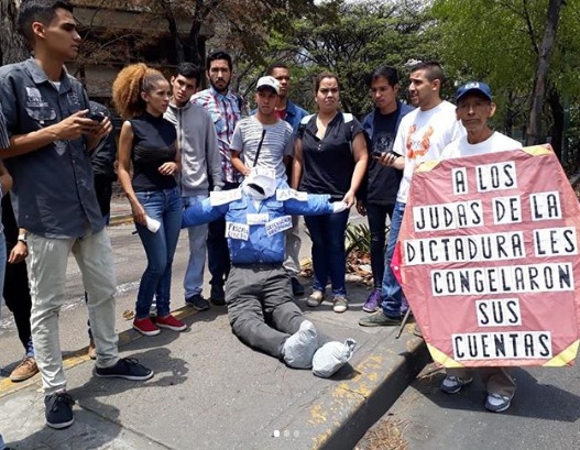 Jóvenes quemaron al Judas: CNE, Cúpula Militar y Maduro