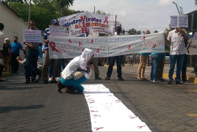 Foto: En Lara, pacientes VIH pintan con sangre pancartas para protestar / El Impulso