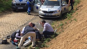 Grave el ciclista belga Goolearts  tras caída en la París-Roubaix