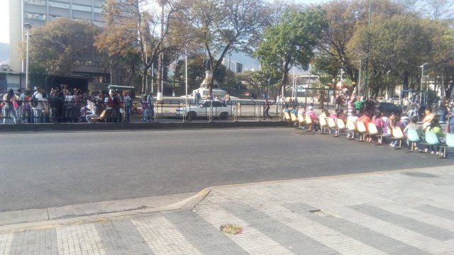 Foto: Con bebés en brazos, madres cierran la avenida San Martín para exigir vacunas / Cortesía 