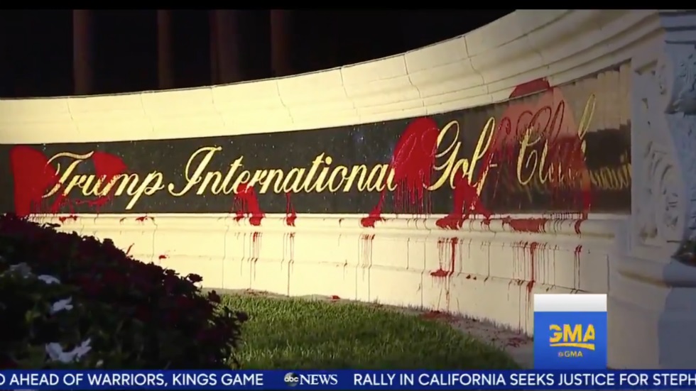 Arrojan pintura roja en fachada de club de golf de Trump en Florida (Fotos)