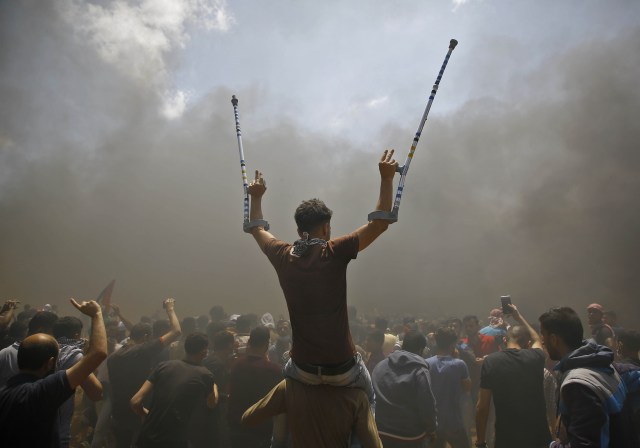 Los palestinos gritan consignas contra la inauguración de la embajada de Estados Unidos después de su controvertido traslado a Jerusalén, cuando protestan cerca de la frontera entre Israel y la Franja de Gaza, al este de Jabalia, el 14 de mayo de 2018. / AFP PHOTO / MOHAMMED ABED