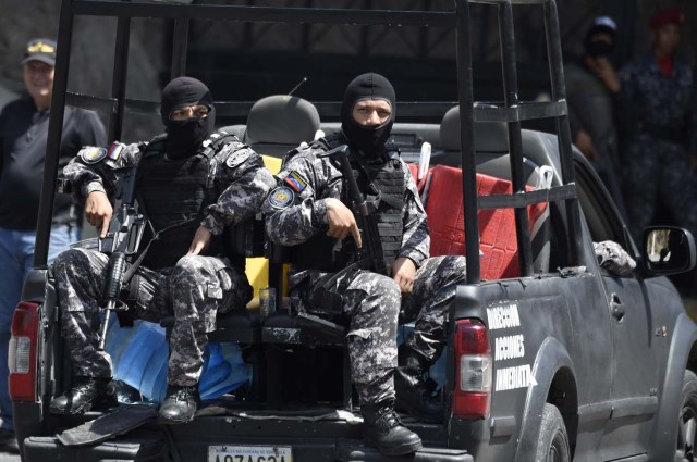 Funcionarios del Sebin a las afueras de El Helicoide / AFP PHOTO / Juan BARRETO