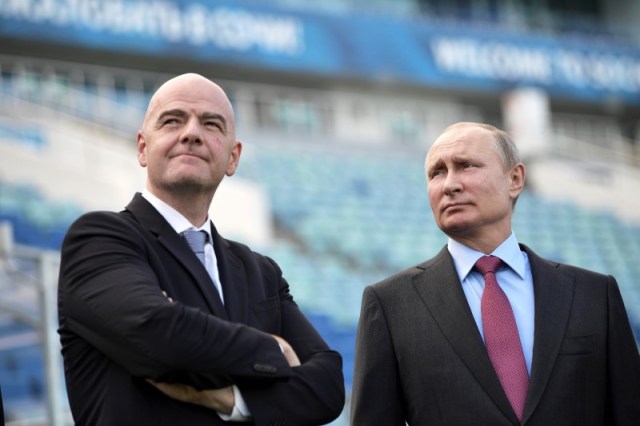 El presidente de la FIFA, Gianni Infantino (a la izquierda en la imagen), junto al mandatario ruso, Vladimir Putin, en una visita al estadio Fisht en Sochi, mayo 3, 2018. Sputnik/Aleksey Nikolskyi/Kremlin via REUTERS ATENCIÓN EDITORES IMAGEN CEDIDA POR TERCEROS