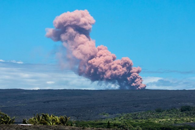  Una nube de ceniza se eleva sobre el volcán Kilauea después de que estalló, en la isla grande de Hawaii el 3 de mayo de 2018, en esta foto obtenida de las redes sociales. Janice Wei / vía REUTERS.