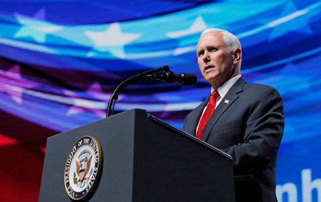 El vicepresidente de Estados Unidos, Mike Pence, dando un discurso frente a la Asociación Nacional del Rifle en Dallas, mayo 4, 2018. REUTERS/Lucas Jackson