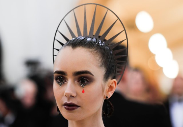 La actriz Lily Collins, que escogió un diseño de Givenchy, con una diadema de pinchos. REUTERS/Carlo Allegri