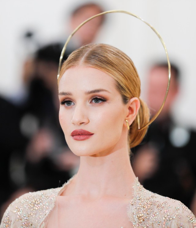 Rosie Huntington-Whiteley, que eligió un diseño de Ralph Lauren, con una aureola en la cabeza. REUTERS/Carlo Allegri