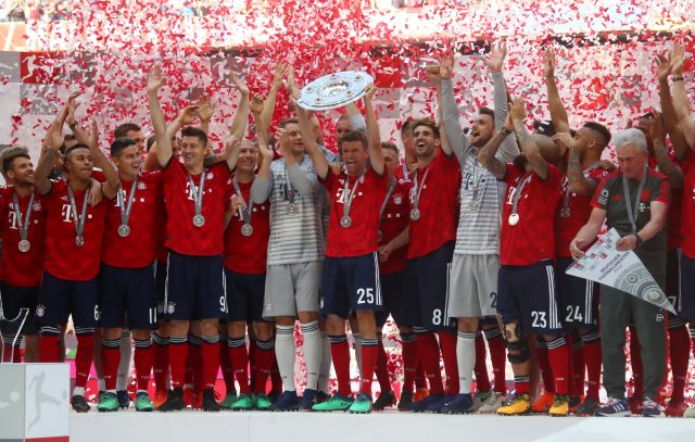 Soccer Football - Bundesliga - Bayern Munich v VfB Stuttgart - Allianz Arena, Munich, Germany - May 12, 2018 Bayern Munich's Thomas Mueller and team mates celebrate winning the Bundesliga with the trophy REUTERS/Michael Dalder DFL RULES TO LIMIT THE ONLINE USAGE DURING MATCH TIME TO 15 PICTURES PER GAME. IMAGE SEQUENCES TO SIMULATE VIDEO IS NOT ALLOWED AT ANY TIME. FOR FURTHER QUERIES PLEASE CONTACT DFL DIRECTLY AT + 49 69 650050