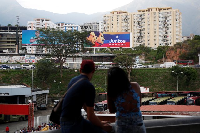 Una cartelera de campaña del presidente venezolano, Nicolás Maduro, con una imagen del difunto presidente Hugo Chávez para las elecciones presidenciales de 2018 se ve en Caracas, Venezuela, el 11 de mayo de 2018. Fotografía tomada el 11 de mayo de 2018. REUTERS / Carlos Jasso