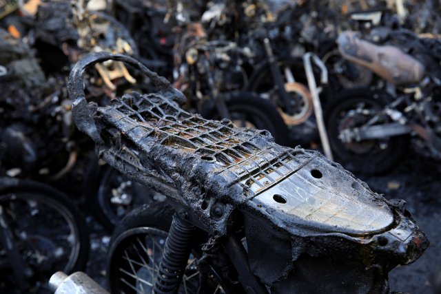 Las motocicletas quemadas se ven después de una explosión en la Iglesia de Pentecostés Surabaya Central (GPPS), en Surabaya, Indonesia, el 13 de mayo de 2018. REUTERS / Beawiharta