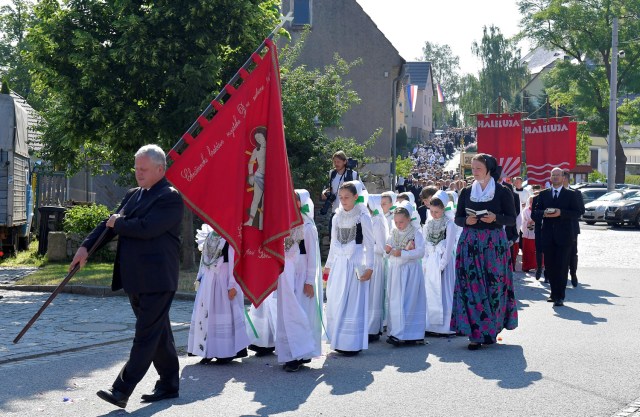 Los Sorb católicos, vestidos con trajes tradicionales, participan en la procesión anual de Corpus Christi en Crostwitz, Alemania, el 31 de mayo de 2018. REUTERS / Matthias Rietschel