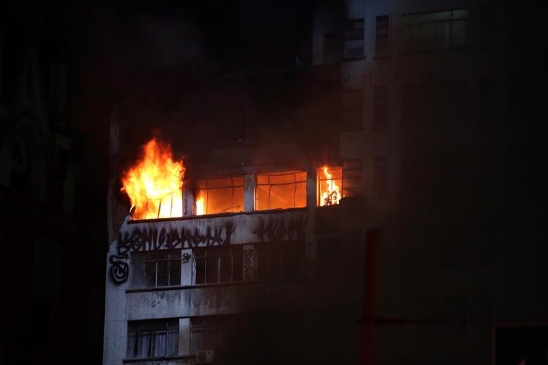 Al menos un muerto en el derrumbe de un edificio incendiado en Sao Paulo