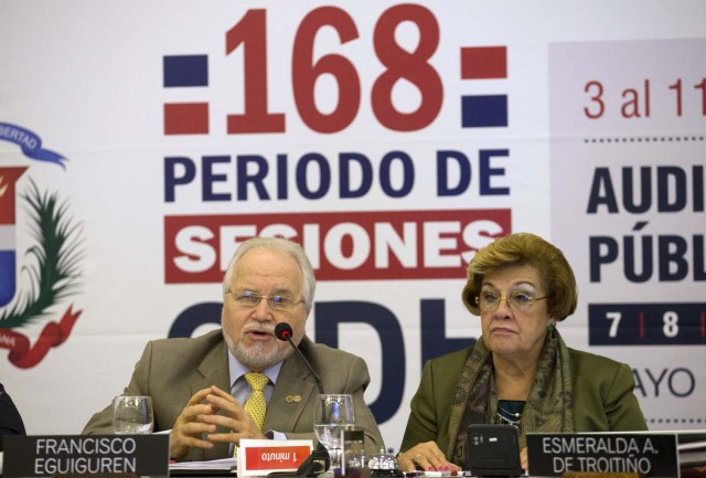 STO021. SANTO DOMINGO (REPÚBLICA DOMINICANA), 10/05/2018.- Francisco José Eguiguren (i) y Esmeralda Arosemena (d), miembros de la Comisión Interamericana de Derechos Humanos (CIDH), dirigen la audiencia sobre "Proceso electoral y su impacto sobre la situación general de derechos humanos en Venezuela" hoy, jueves 10 de mayo de 2018, en Santo Domingo (República Dominicana). La CIDH realiza en la capital dominicana una semana de audiencias públicas cuya agenda incluye, además, audiencias sobre Argentina, Bahamas, Brasil, Colombia, Ecuador, El Salvador, Guatemala, Honduras y Venezuela. EFE/Orlando Barría