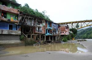 La isla de La Amargura intenta sobrevivir a la furiosas aguas del río Cauca