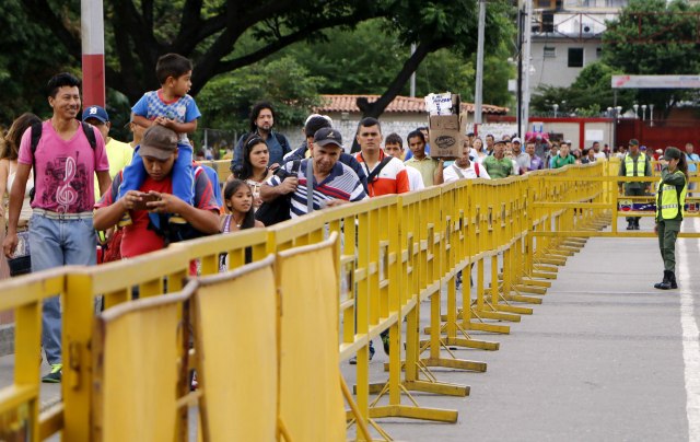 CUC201. CÚCUTA (COLOMBIA), 21/05/2018.- Ciudadanos venezolanos ingresan a Colombia por el puente internacional Simón Bolívar hoy, lunes 21 de Mayo de 2018, en Cúcuta (Colombia). La frontera de Colombia con Venezuela reabrió hoy con normalidad después del cierre del fin de semana ordenado por el Gobierno del país vecino por las elecciones presidenciales el domingo. El paso de ciudadanos por el principal cruce fronterizo entre los dos países, el puente internacional Simón Bolívar, era hoy similar al de los últimos meses, sin un aumento notorio de movimiento de personas. EFE/SCHNEYDER MENDOZA