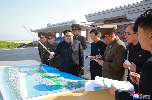 Wonsan (Korea, Democratic People's Republic Of), 26/05/2018.- A photo released by the official North Korean Central News Agency (KCNA), the state news agency of North Korea, shows North Korean leader Kim Jong Un (R) inspecting the construction site of the Wonsan-Kalma coastal tourist area in Wonsan, North Korea, 26 May 2018. EFE/EPA/KCNA EDITORIAL USE ONLY