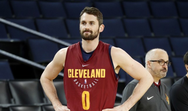 Kevin Love de Cavaliers participa en el día de prensa del equipo en las finales de la NBA hoy, miércoles 30 de mayo de 2018, en Oakland (Estados Unidos) EFE/JOHN G. MABANGLO