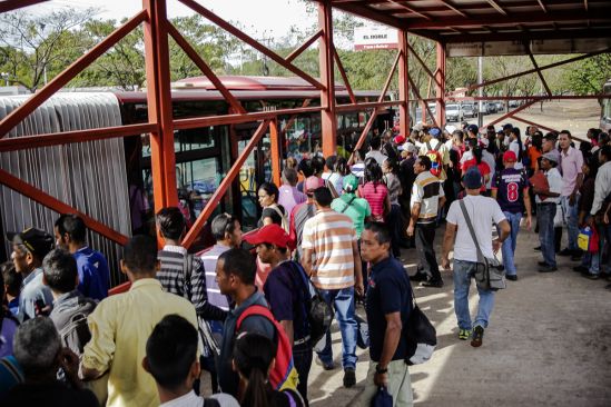 Los trabajadores de Transbolívar reanudaron la prestación del servicio pasadas las 8:30 de la mañana de este miércoles Foto William Urdaneta