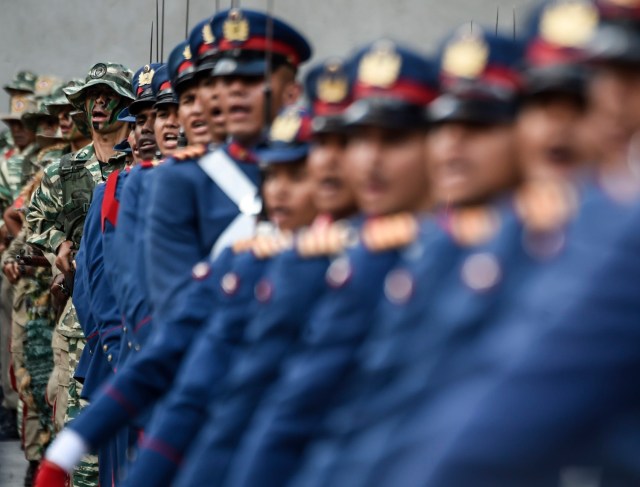 Miembros del ejército venezolano desfilan durante una ceremonia de honor militar para el reelegido presidente venezolano, Nicolás Maduro, en Caracas el 24 de mayo de 2018. / AFP PHOTO / Juan BARRETO