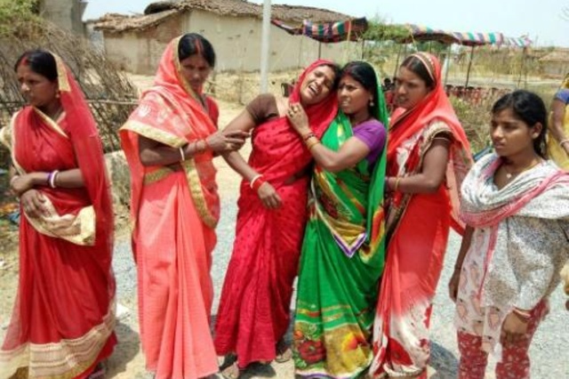 En esta fotografía tomada el 5 de mayo de 2018, los parientes indios lloran por la violación y el asesinato de una niña de 16 años el 3 de mayo, en el pueblo de Raja Kundra, en el distrito de Chatra, en el estado oriental de Jharkhand. La policía arrestó a 14 hombres el 5 de mayo después de que una adolescente fuera violada y quemada viva en su casa en el este de la India, en el último caso de violencia sexual en el país. La joven de 16 años fue secuestrada de su casa cuando su familia estaba ausente el jueves para asistir a una boda y violarla en una zona boscosa del estado de Jharkhand, dijo un oficial de la policía local. 