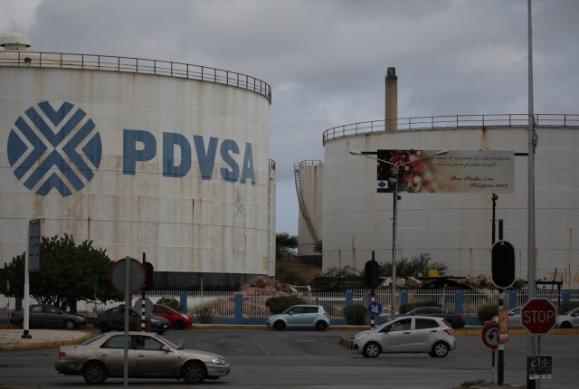 Foto de archivo en la que se ve el logo de firma petrolera PDVSA en un tanque de la refinería Isla en Willemstad, en Curazao. 22 de abril de 2018. REUTERS/Andres Martinez Casares