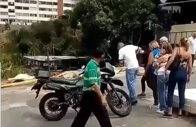 Funcionario le disparó a un perro durante una protesta en La Guairita (Video)