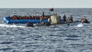 Un total de 76 migrantes fueron rescatados frente a las costas libias tras naufragar