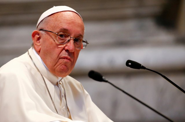 El Papa Francisco asiste a una reunión con fieles de la diócesis de Roma en la Basílica de San Juan de Letrán, en Roma, Italia, el 14 de mayo de 2018. REUTERS / Tony Gentile / File Photo