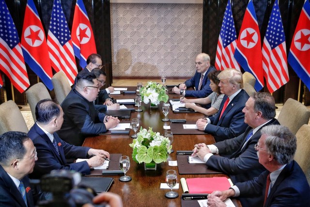 El presidente estadounidense Donald Trump se reúne con el líder norcoreano Kim Jong Un en el Hotel Capella en la isla Sentosa en Singapur el 12 de junio de 2018. Kevin Lim / The Straits Times a través de EDITORES DE ATENCIÓN REUTERS 