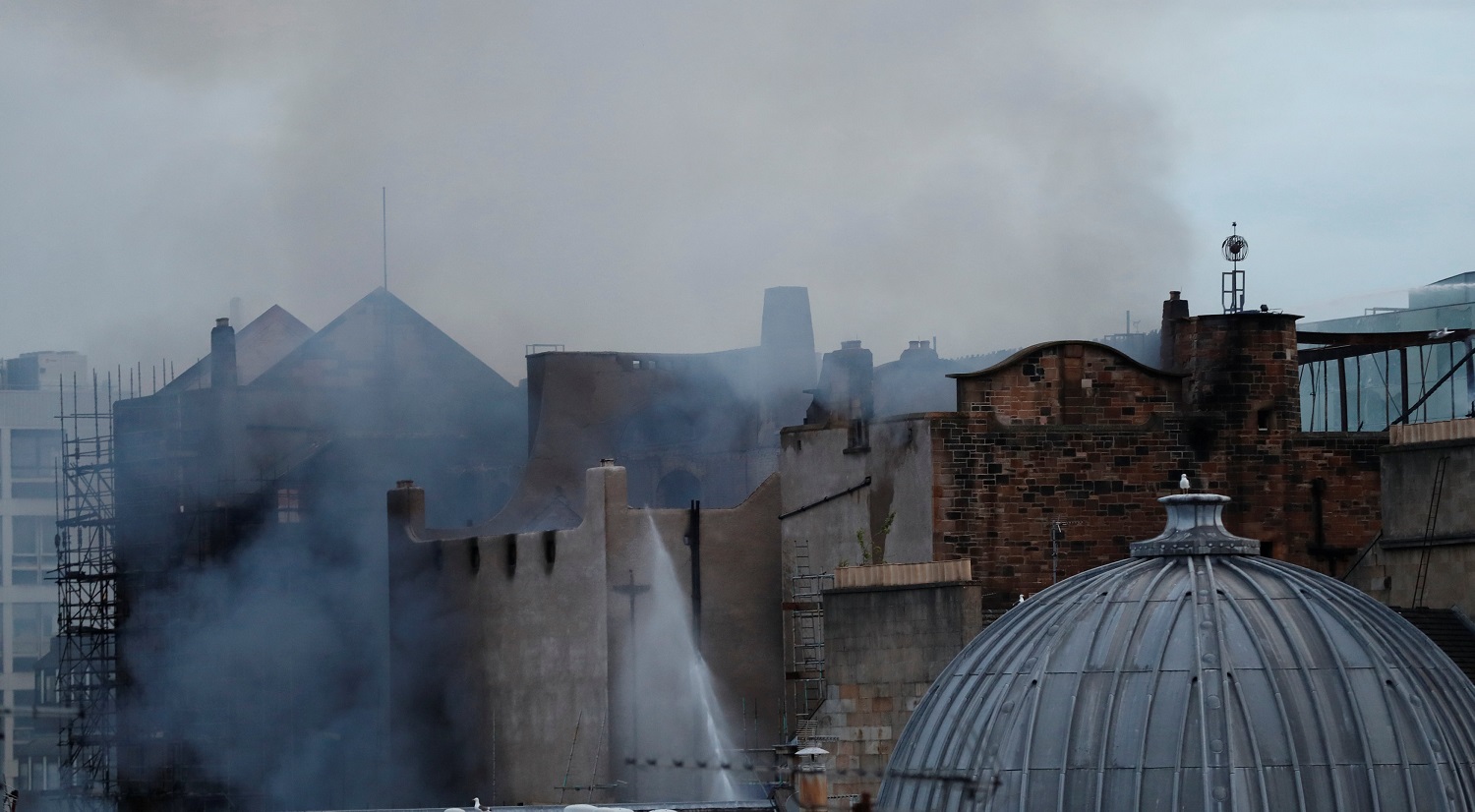 Unos 50 bomberos continúan trabajando para sofocar el incendio de Glasgow