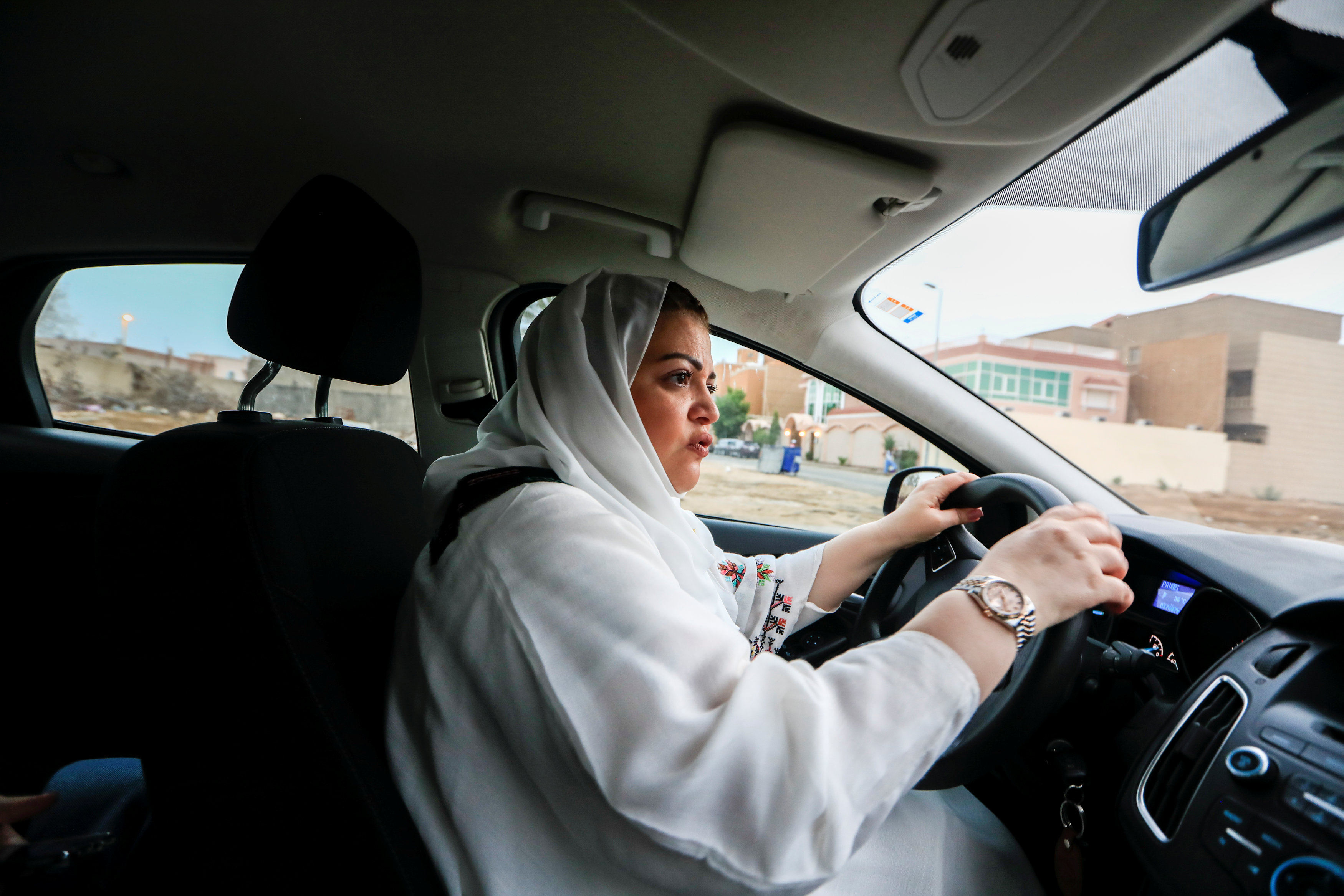 Arabia Saudita levanta prohibición de manejar a las mujeres
