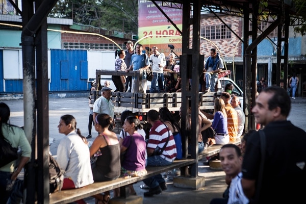 Las cajas de diferentes tipos de camiones y pick ups se han vuelto un transporte informal habitual en las calles de las principales ciudades venezolanas (foto infobae.com)