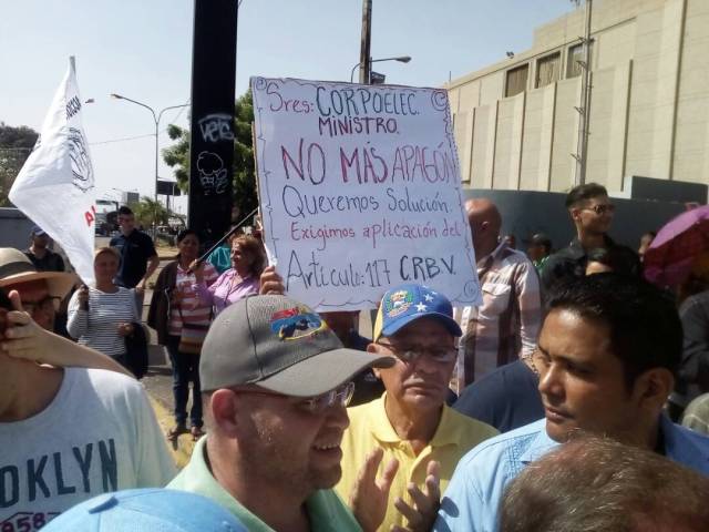 La diputada Nora Bracho, en vocería de todas las personas que se encontraban manifestando, le exigió al ministro de Energía Eléctrica, Luis Motta Dominguez, que diera respuesta ante los cortes constantes de luz. (Foto: El Pitazo)