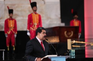 Maduro llama “culebra venenosa” a Mike Pence durante un acto