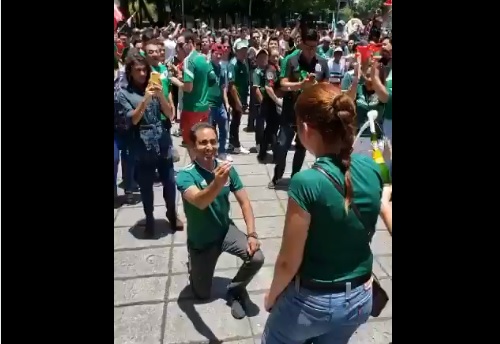 AWWW Hincha mexicano le pidió matrimonio a su novia en los festejos de la selección (Video)