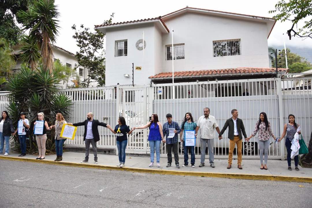 Familiares de presos políticos solicitan a la Cruz Roja verificar el estado de salud de los presos