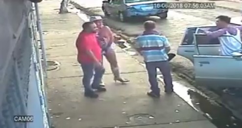 EN VIDEO: Borrachos, buzos y agresivos… policías venezolanos se caen a tiros por unos piropos
